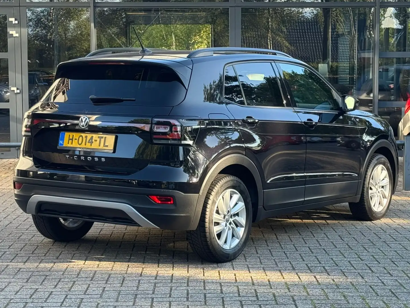 Volkswagen T-Cross 1.0 TSI Life Airco/Cruise/Navigatie/PDC Zwart - 2
