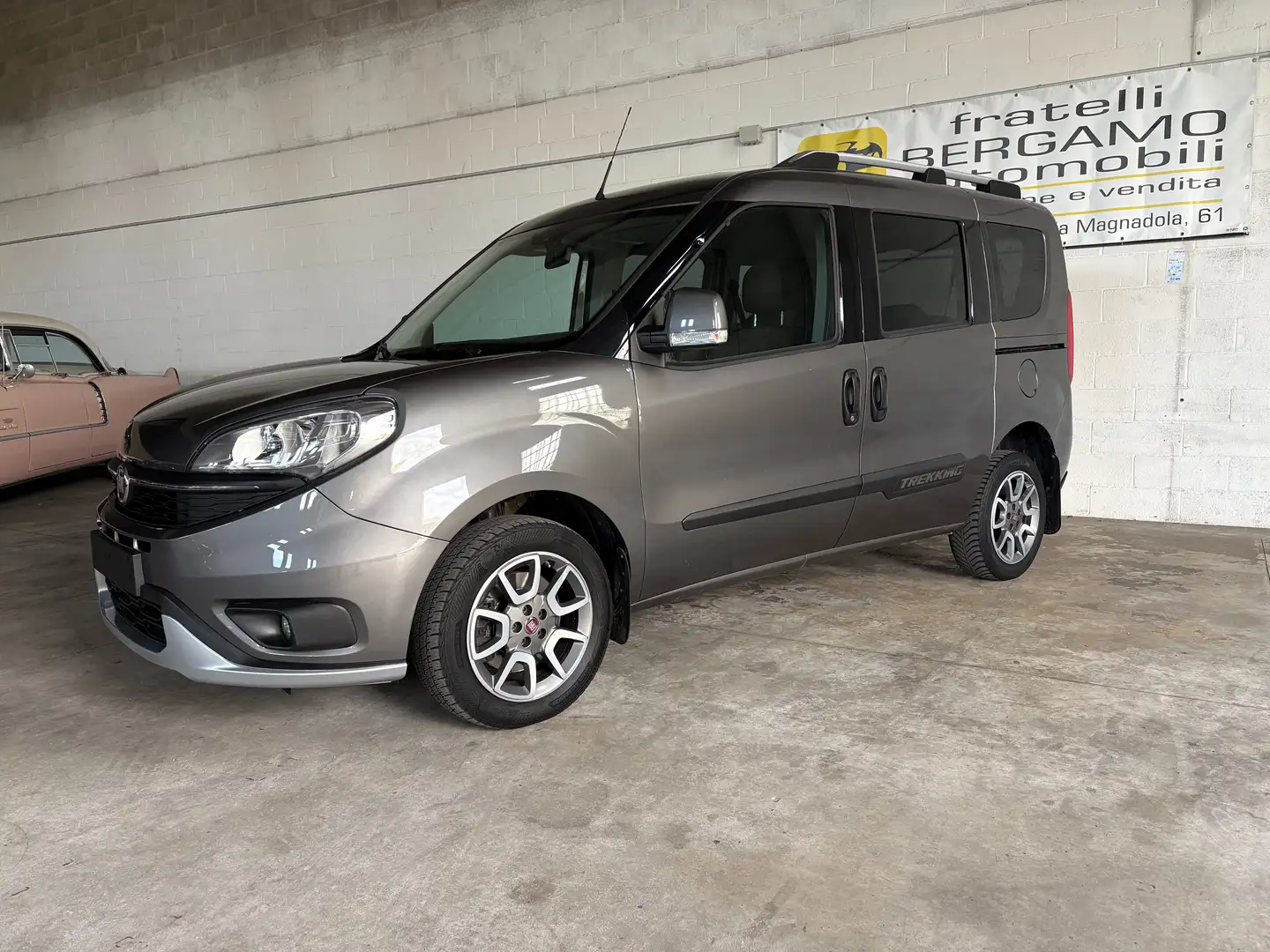 Fiat Doblo TREKKING 1.6 M-Jet 120cv GANCIO TRAINO Gris - 1
