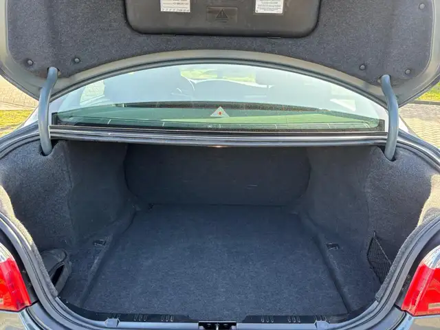 BMW 5 Series view 9