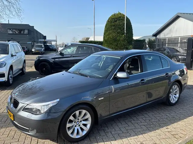 BMW 5 Series view 8