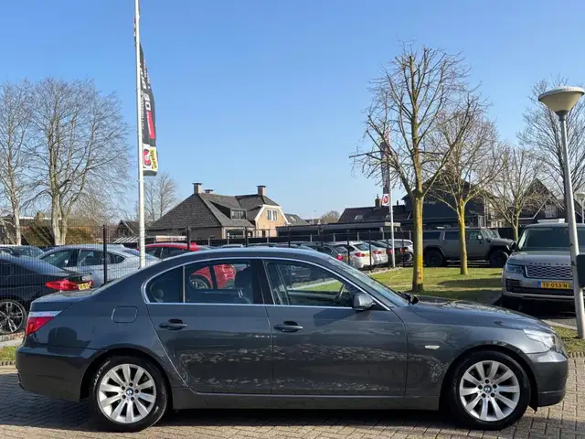 BMW 5 Series view 4