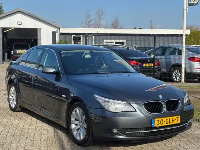 BMW 5 Series view 3