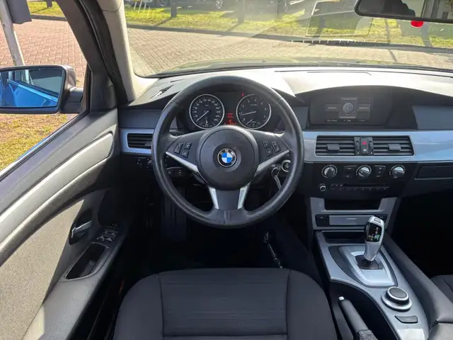 BMW 5 Series view 11