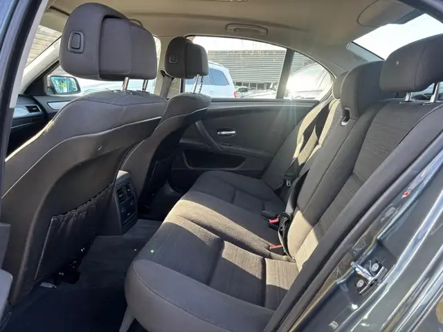 BMW 5 Series view 10