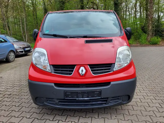 Renault Trafic L1H1 2,7t (8/9 Sitze) verglast