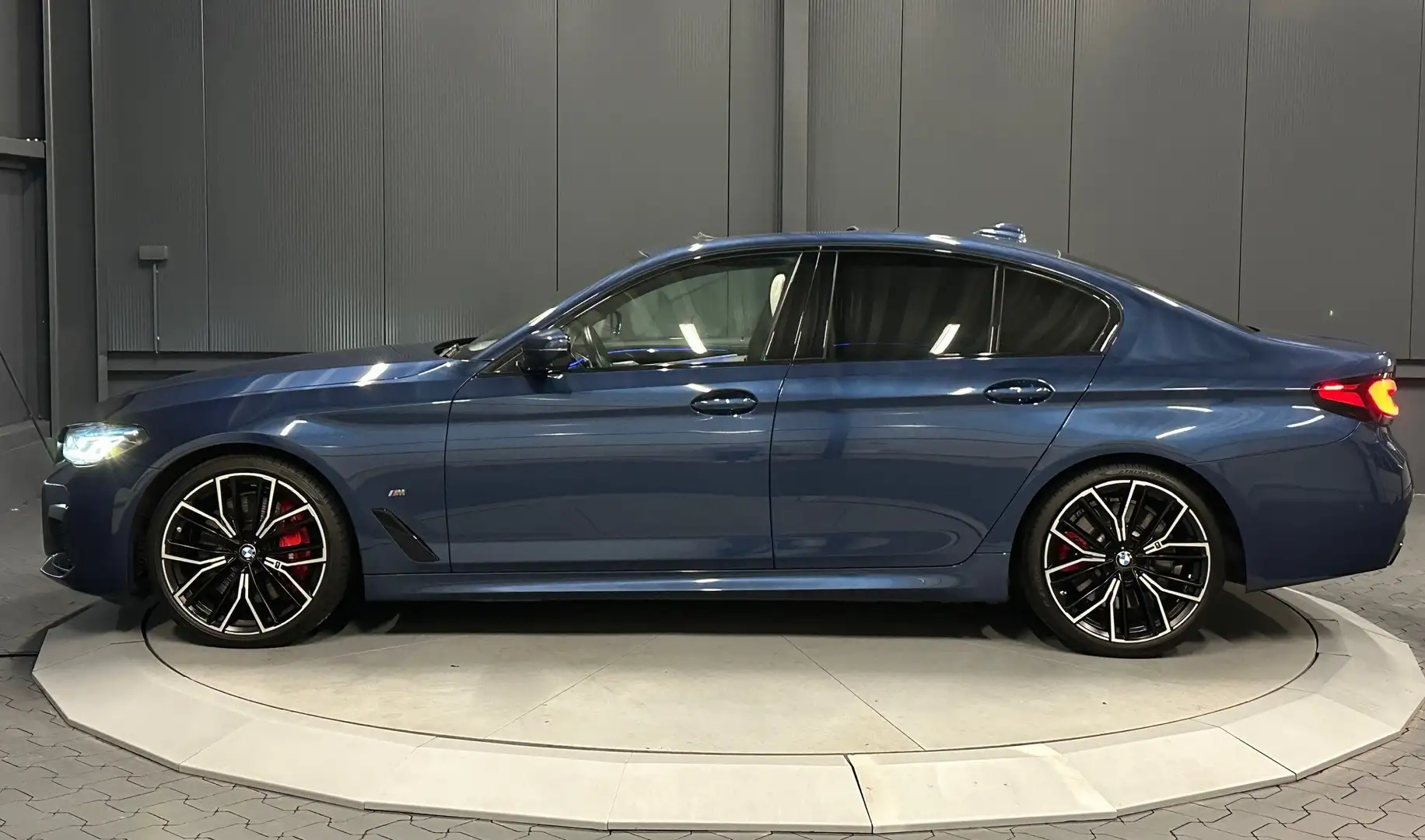 BMW M550 i xDrive*20Zoll*INDIVUAL*Innovation*B&W*TV*Massage Bleu - 2