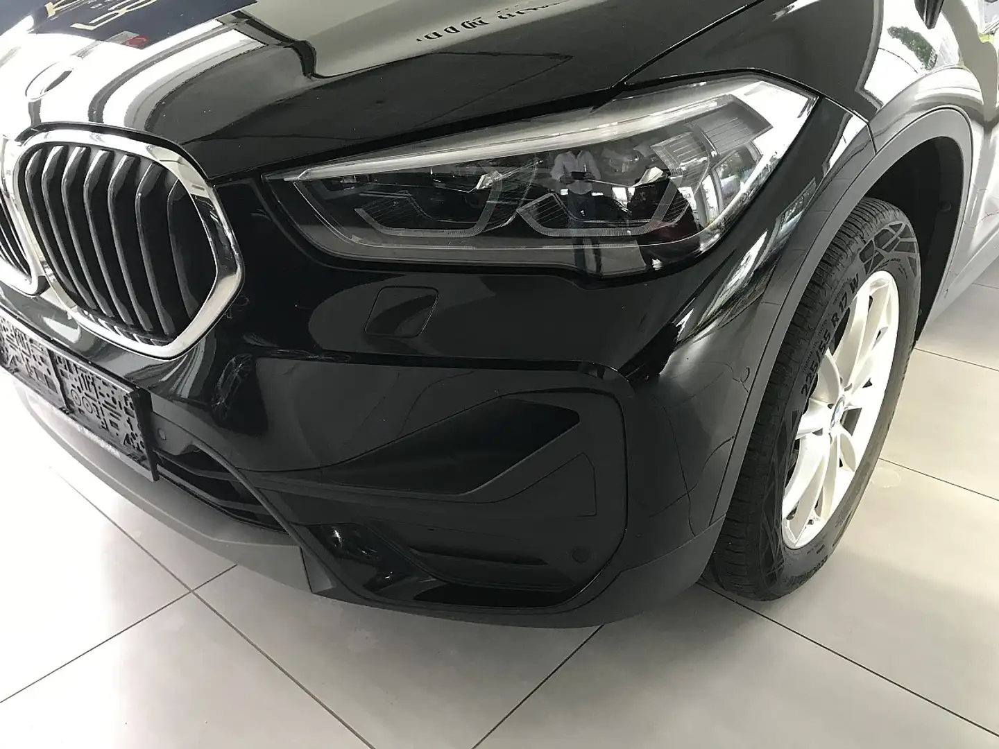 BMW X1 sDrive16d Aut. Advantage Schwarz - 2