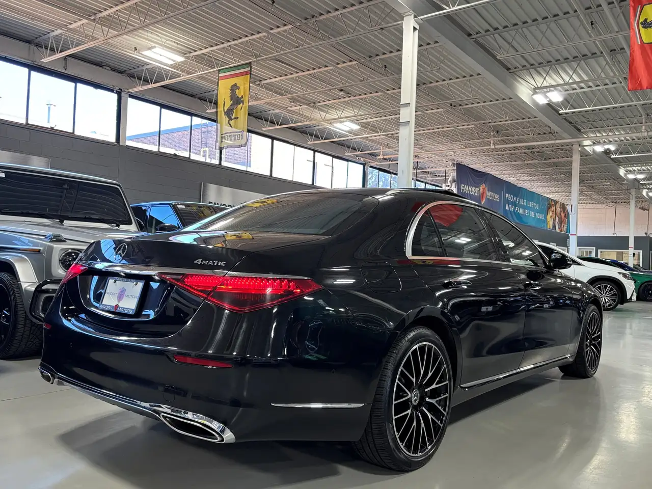 Mercedes-Benz S-Class снимка Mercedes-Benz S-Class