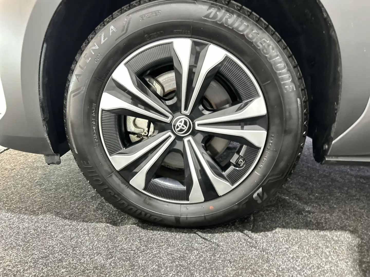 Toyota bZ4X Active 71 kWh LED verlichting | 18 inch LM velgen Grau - 2