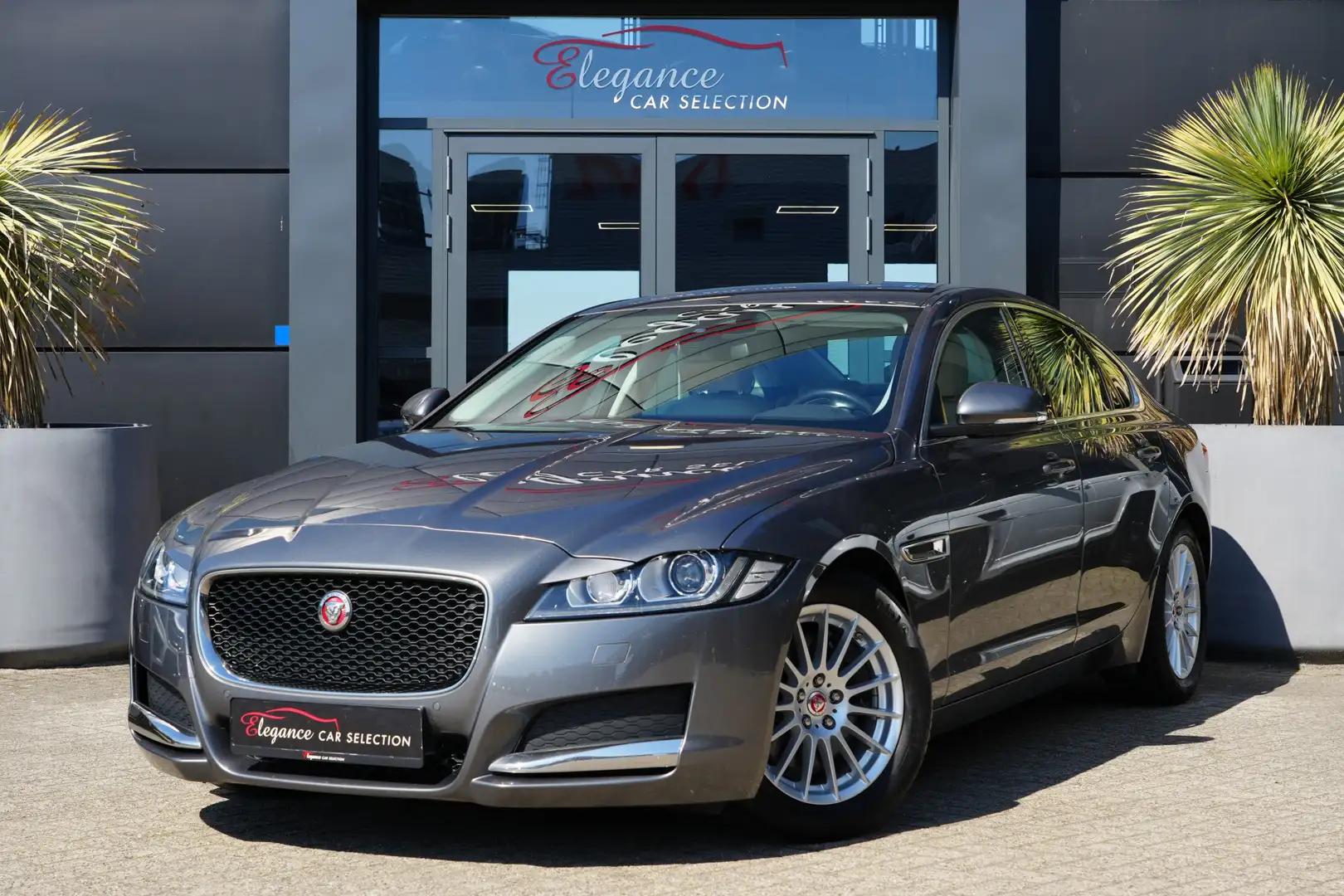 Jaguar XF 2.0d Prestige 164pk Stoelverwarming/Camera/Trekhaa Сірий - 1