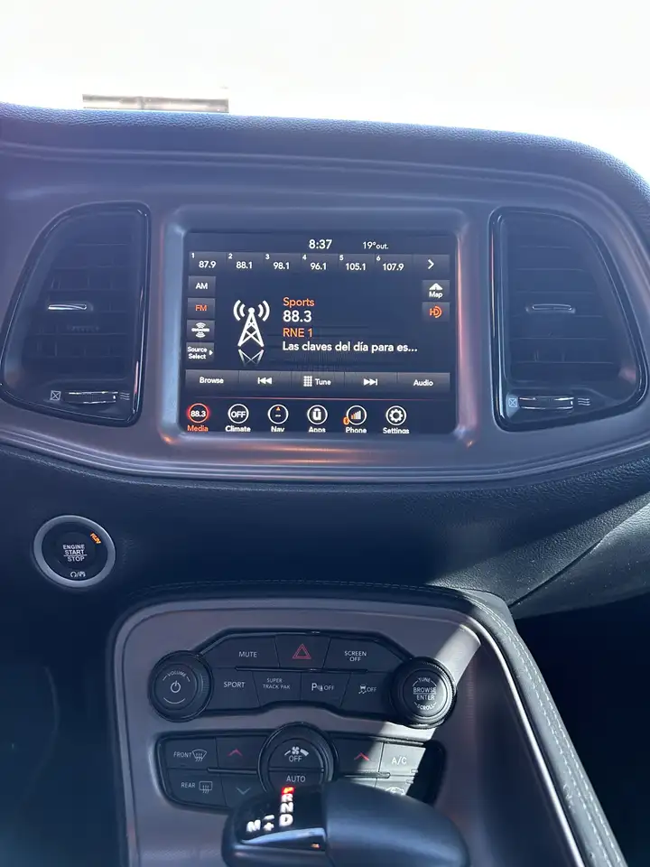 Dodge Challenger 2023 — фото 10