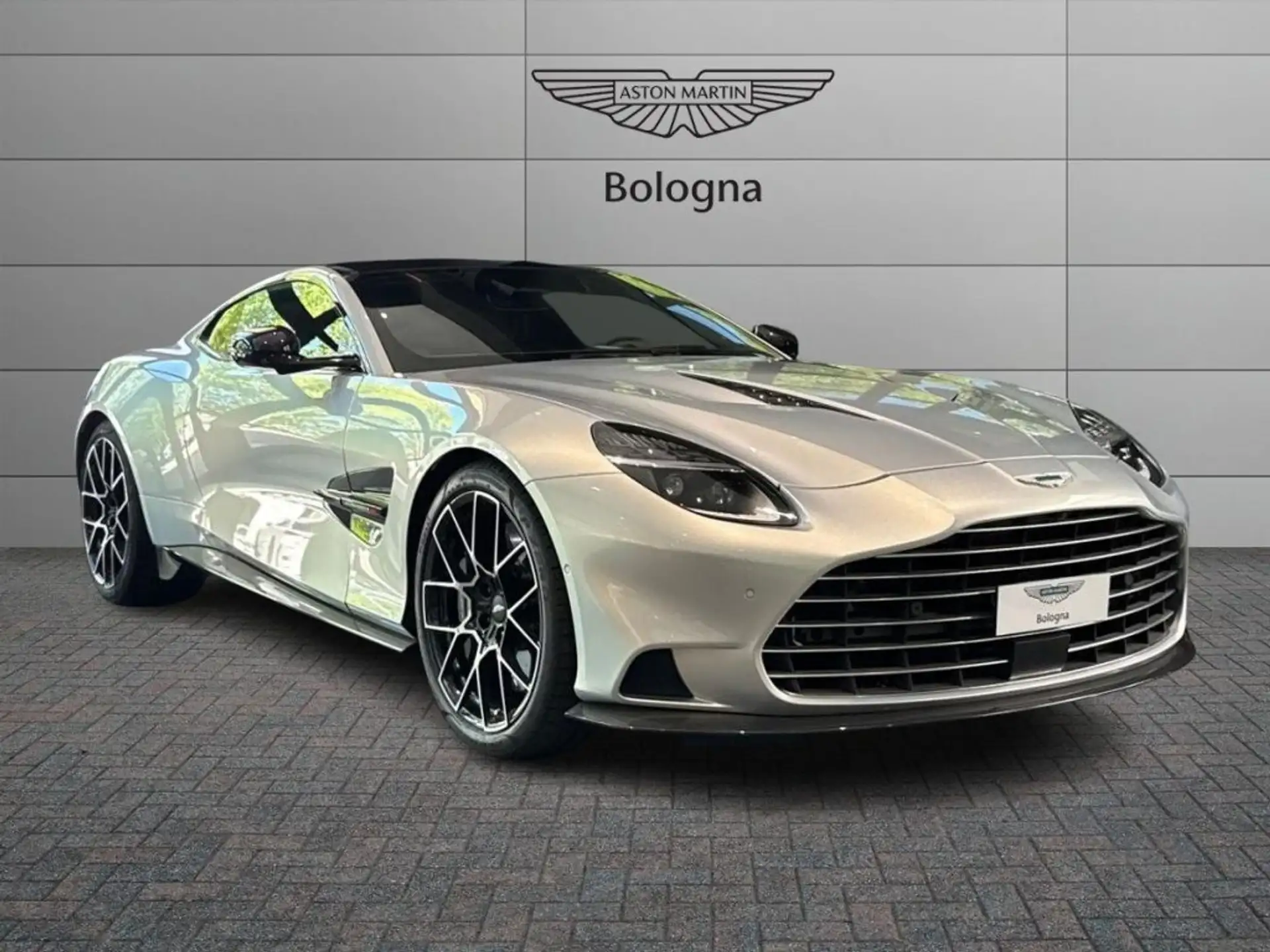애스턴마틴 뱅퀴시 V12 Vanquish Coupé 5.2 Auto 2026 회색 사진 1