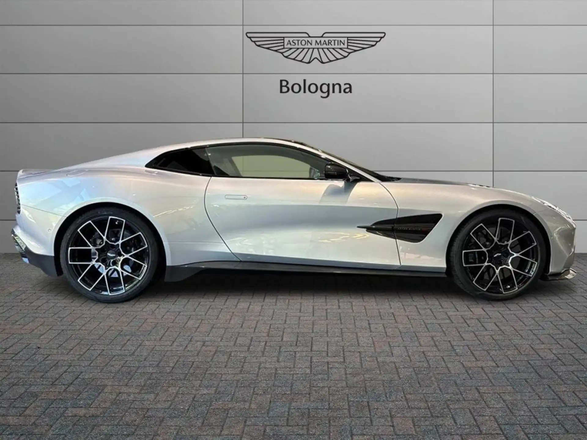애스턴마틴 뱅퀴시 V12 Vanquish Coupé 5.2 Auto 2026 회색 사진 2