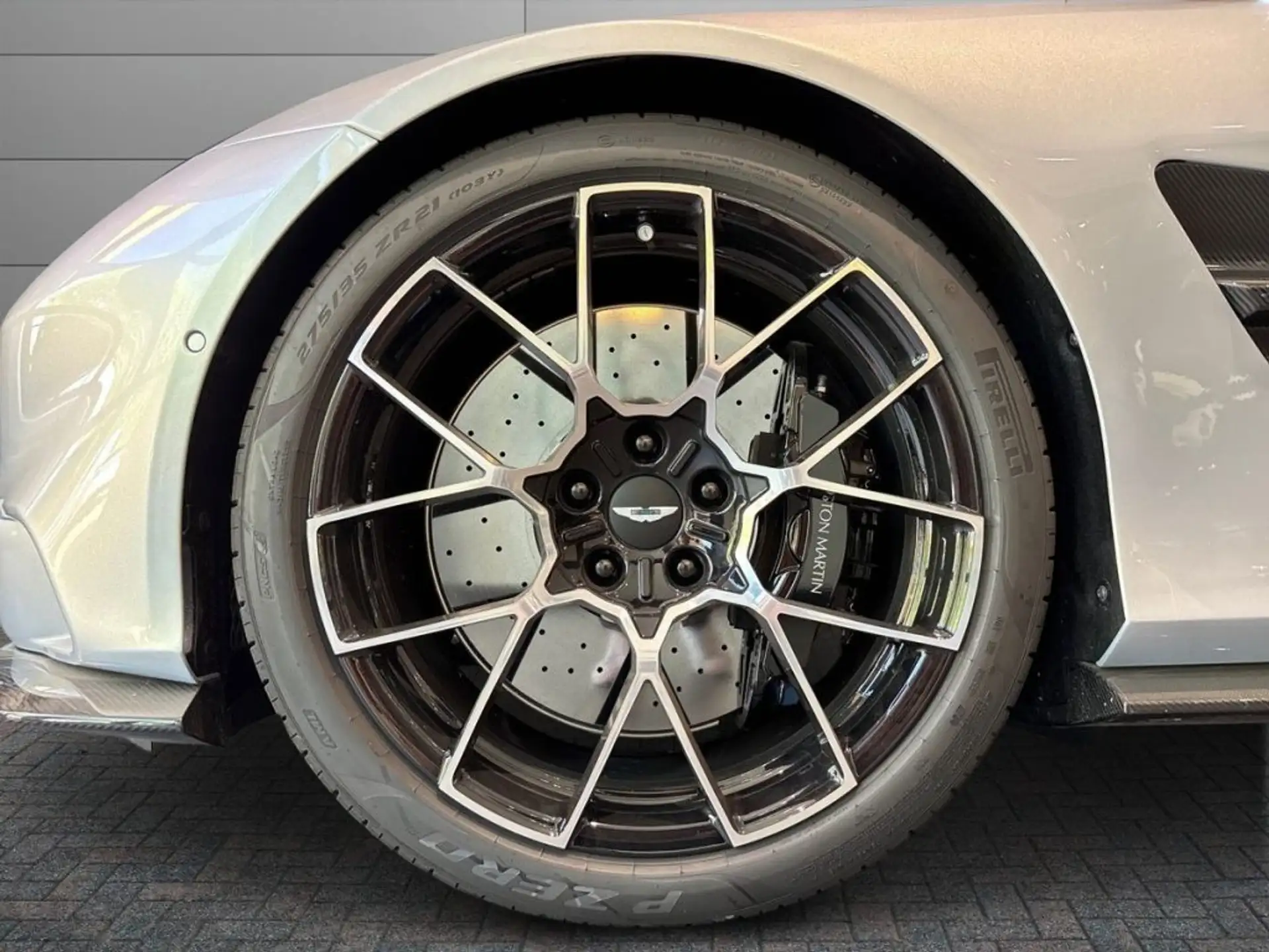 애스턴마틴 뱅퀴시 V12 Vanquish Coupé 5.2 Auto 2026 회색 사진 7
