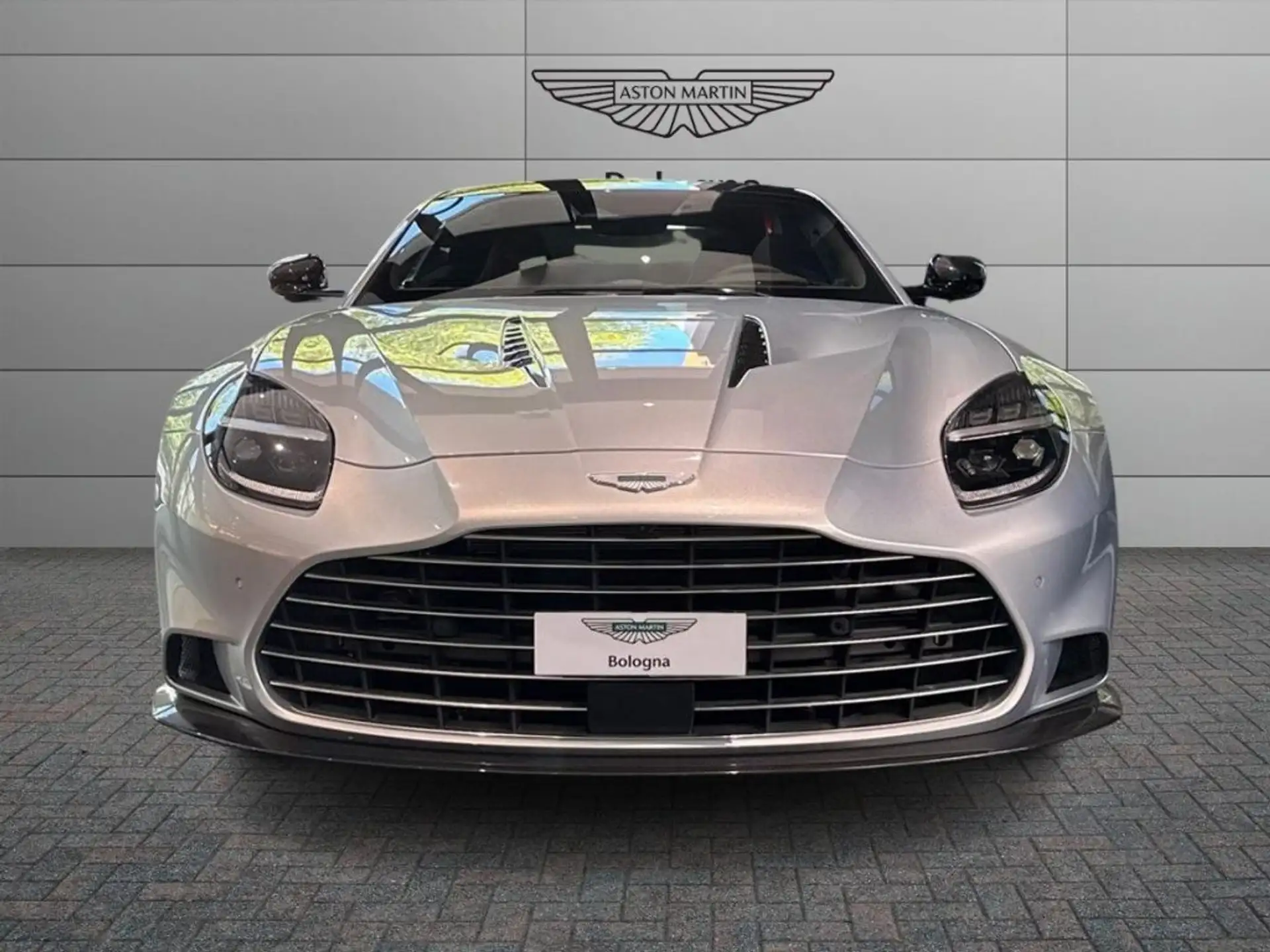 애스턴마틴 뱅퀴시 V12 Vanquish Coupé 5.2 Auto 2026 회색 사진 4