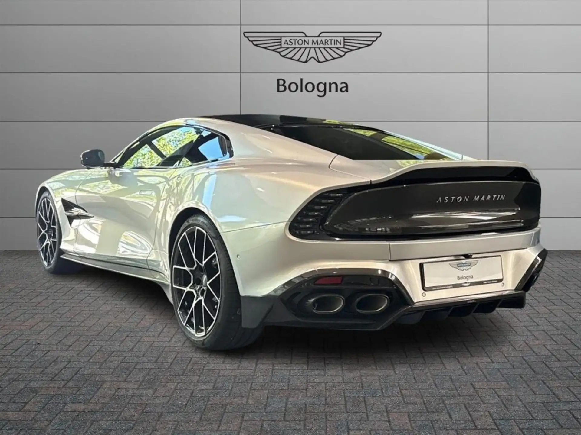 애스턴마틴 뱅퀴시 V12 Vanquish Coupé 5.2 Auto 2026 회색 사진 5