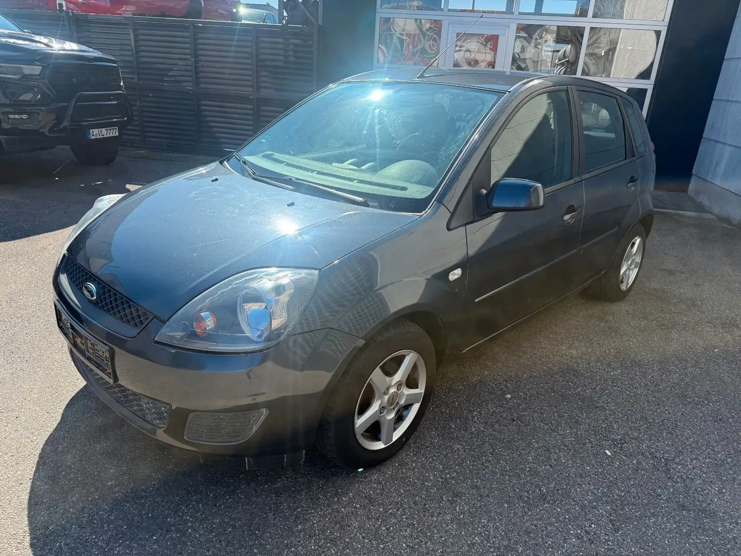Ford Fiesta Style Grau - 1
