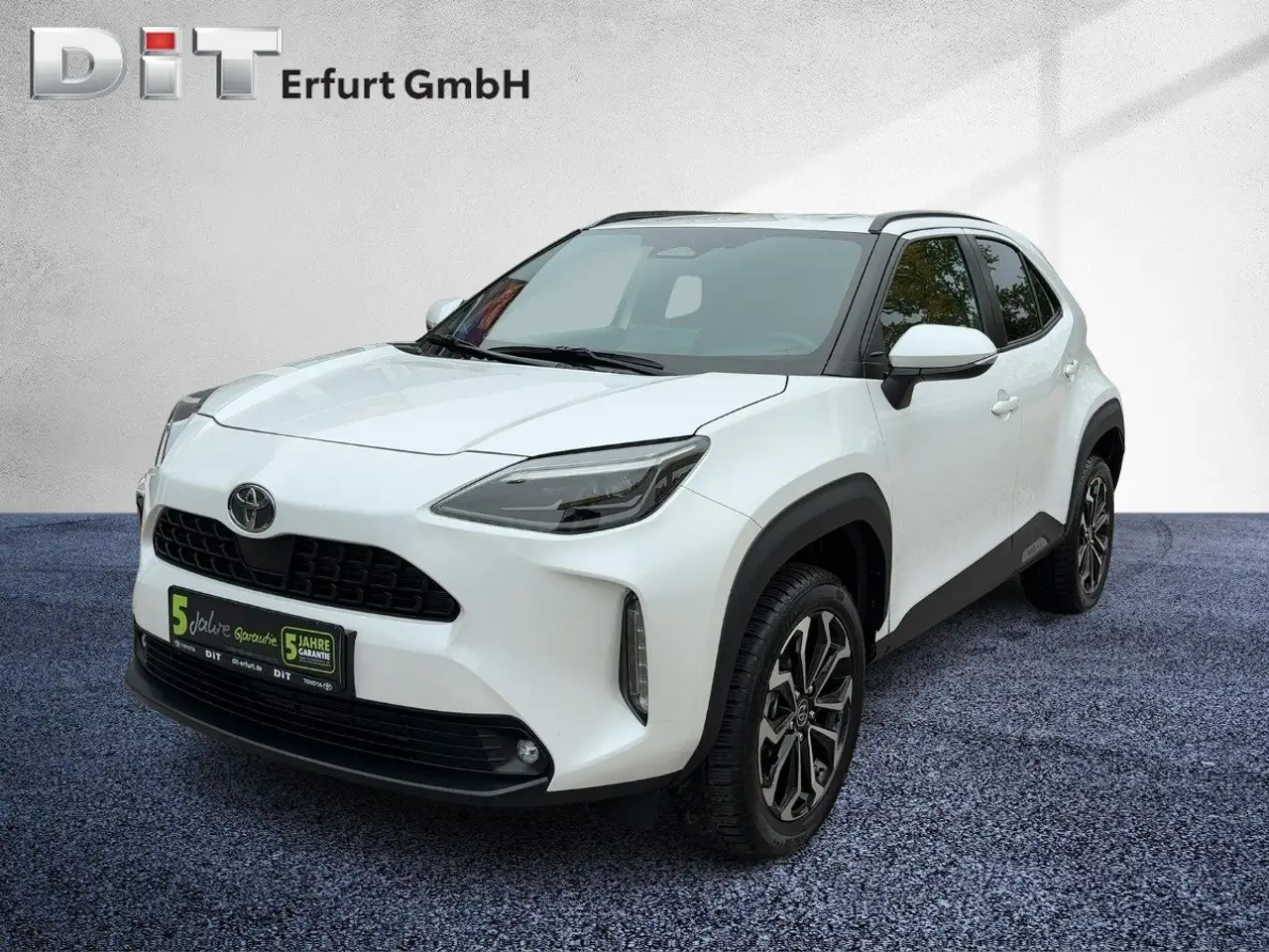 Toyota Yaris Cross 1.5 Hybrid D FWD Black & White — photo 1 of 15