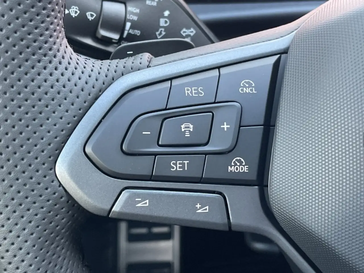 Volkswagen T-Roc R-Line 1.5 eTSI IQ.LIGHT/HUD/AHK/Pano/H&K 360°Kame 13