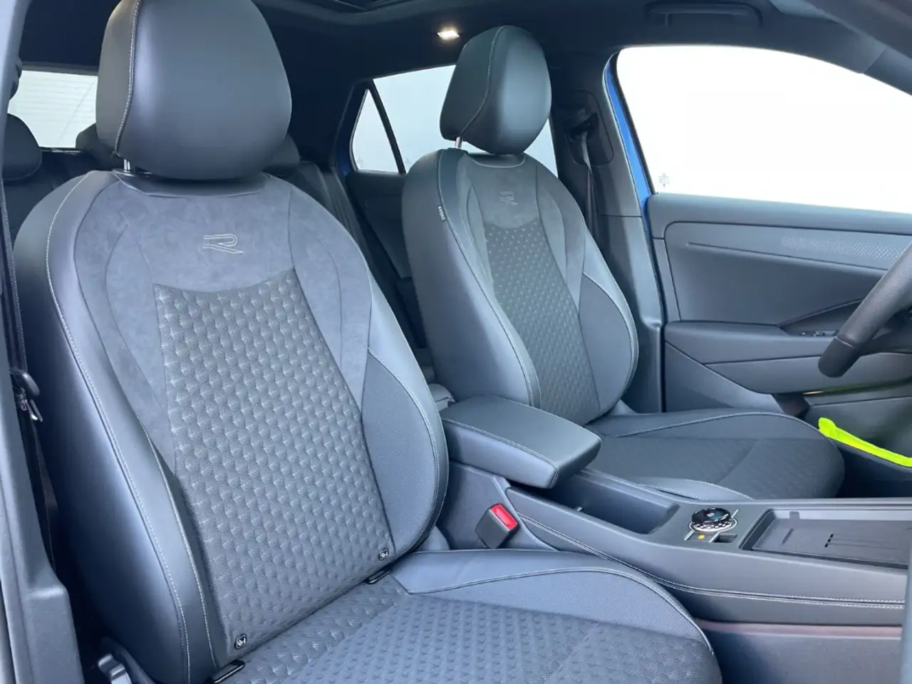 Volkswagen T-Roc R-Line 1.5 eTSI IQ.LIGHT/HUD/AHK/Pano/H&K 360°Kame 9