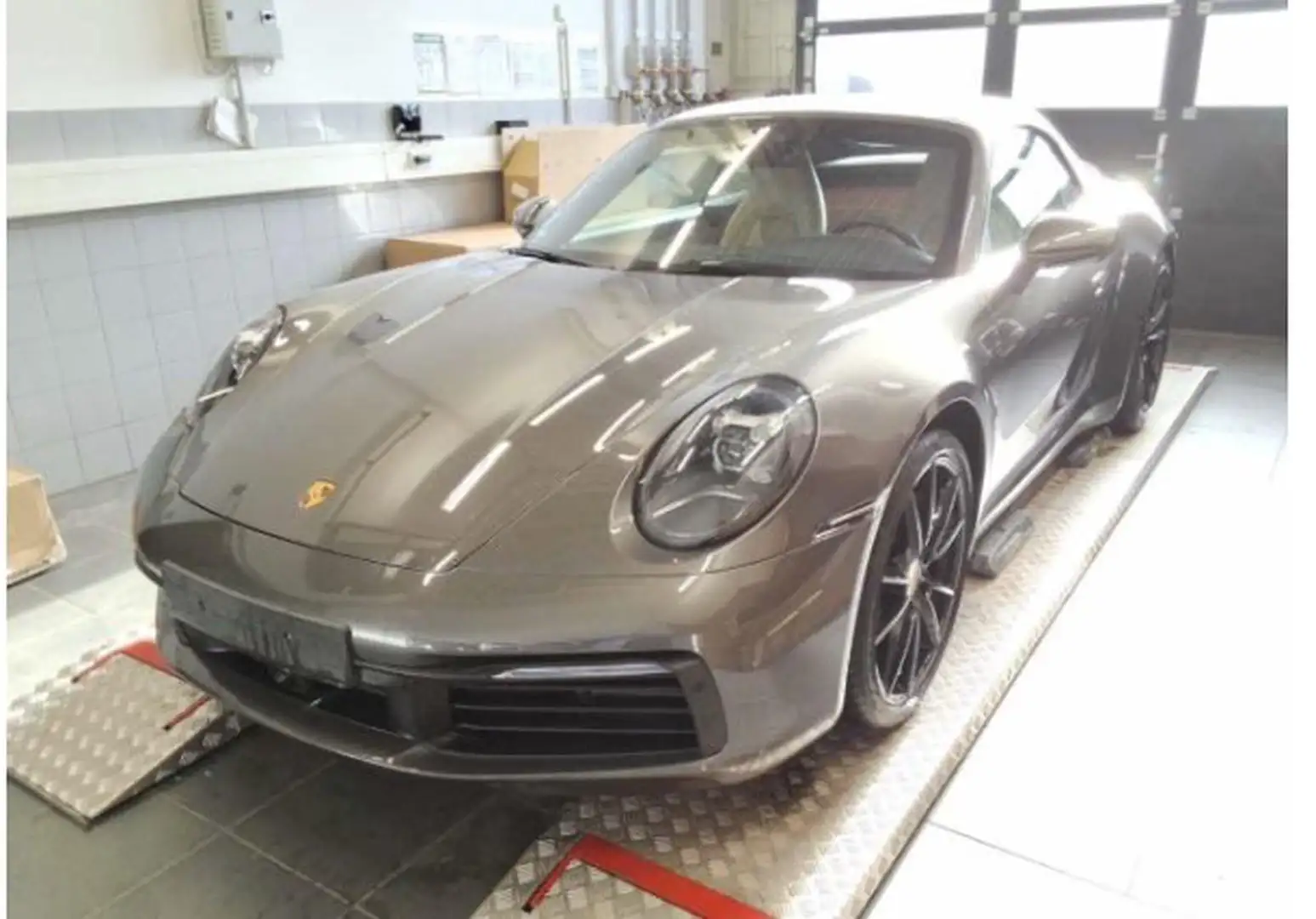 Porsche 992 Carrera 4 Cabriolet Grau - 1