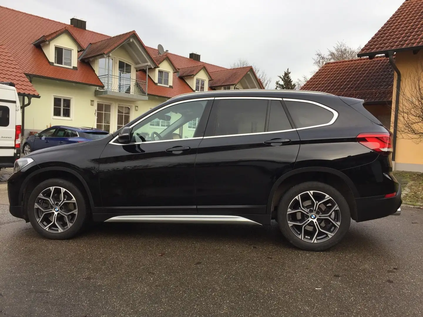 BMW X1 X1 sDrive18d xLine Aut. Schwarz - 2