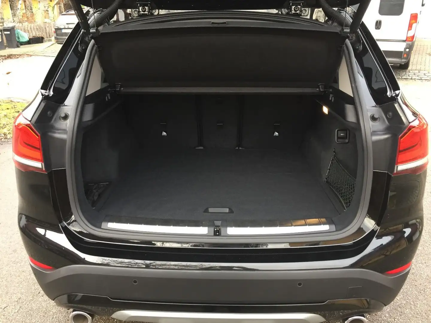 BMW X1 X1 sDrive18d xLine Aut. Schwarz - 1