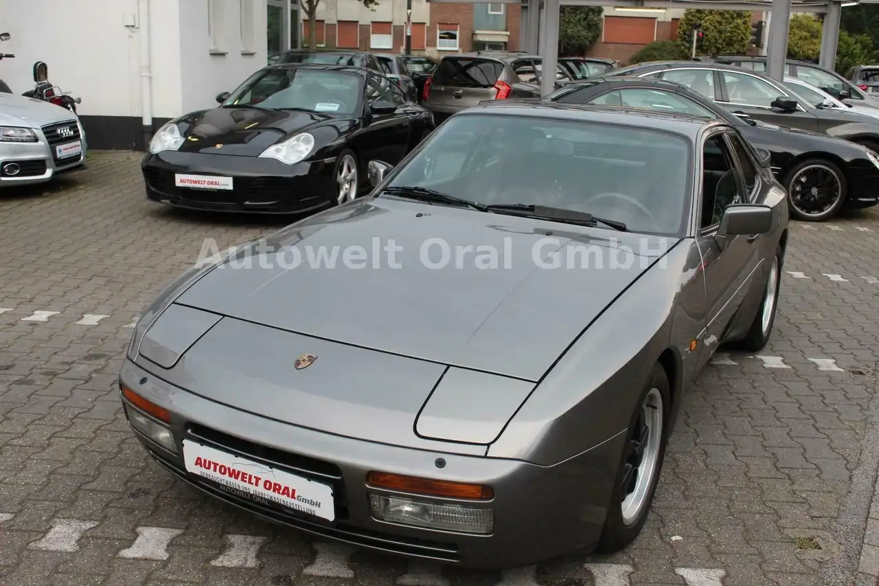 Porsche 944