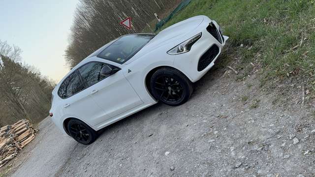 Imagine Alfa Romeo Stelvio 2.0 Turbo 16V AT8-Q4 Super