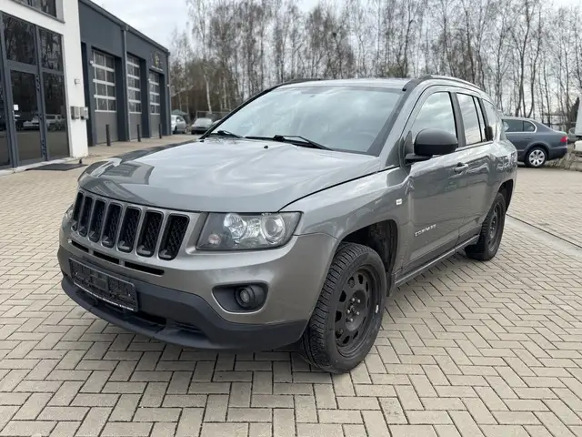 Jeep Compass Limited 4x4~Navi~KLIMAAUT.~ALUS~WINTR.~SHZ~6 gang~