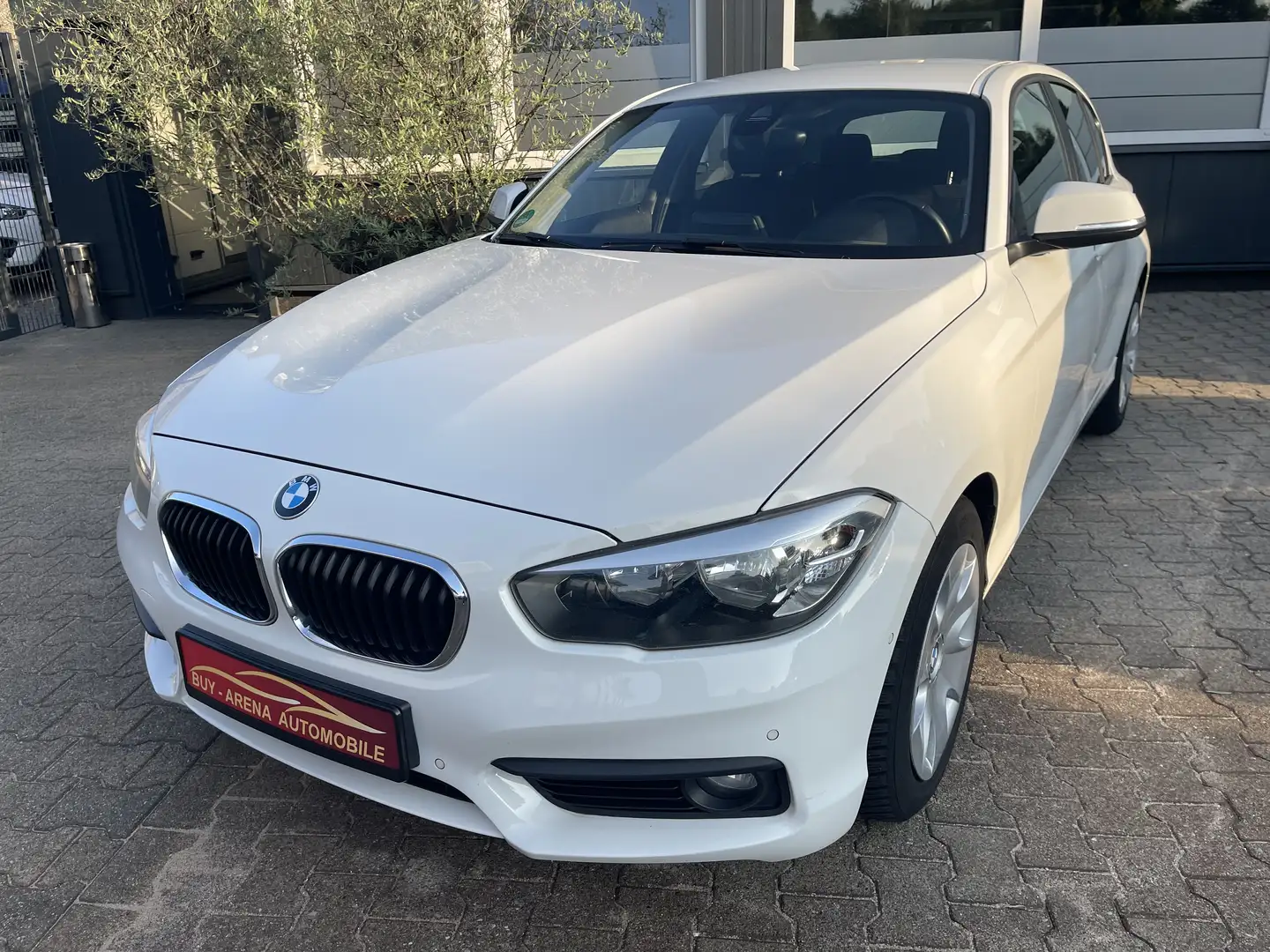 BMW 116 i Advantage 2.Hand Navi SHZ Weiss Top Gepflegt Weiß - 1