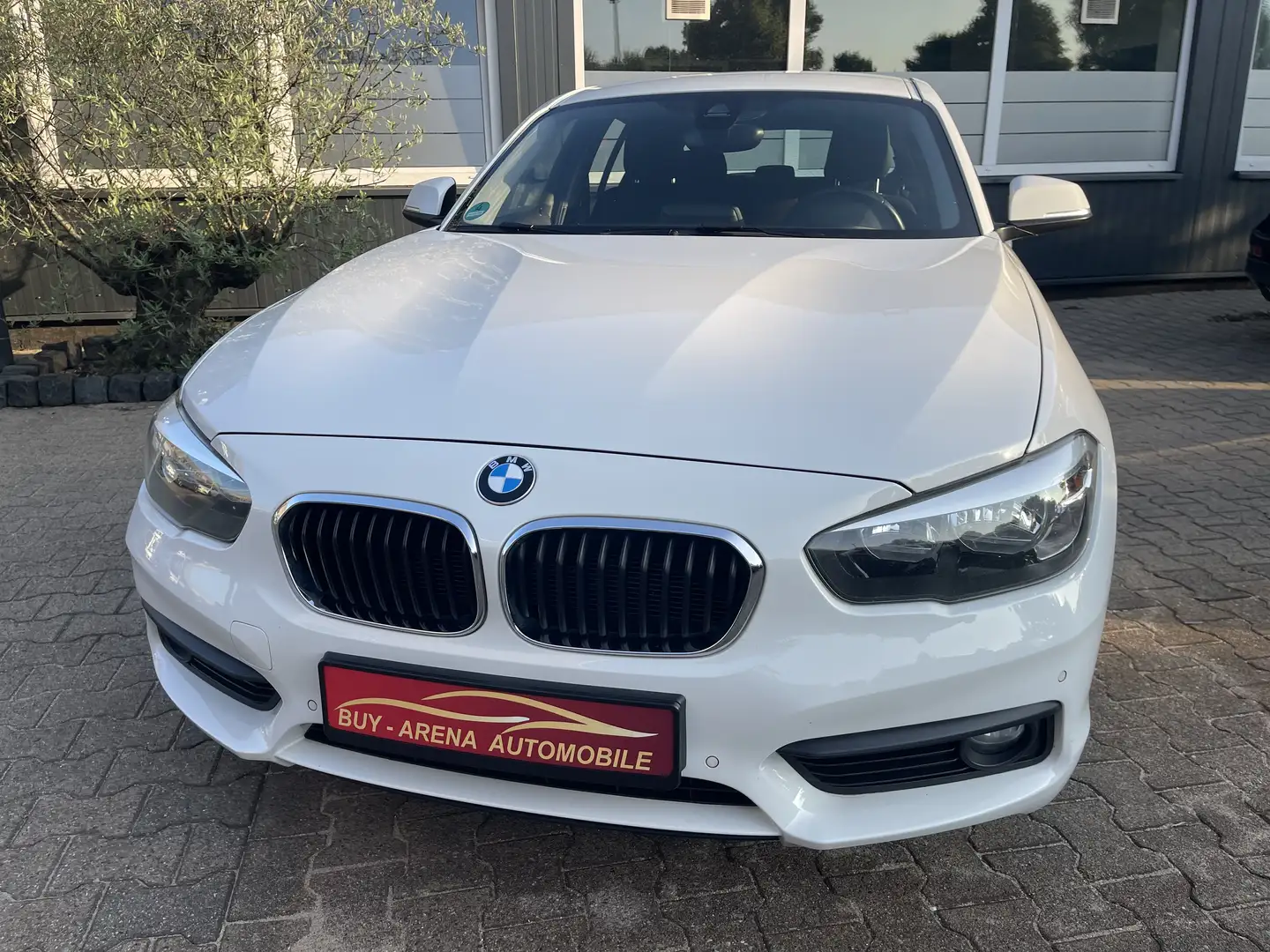 BMW 116 i Advantage 2.Hand Navi SHZ Weiss Top Gepflegt Weiß - 2