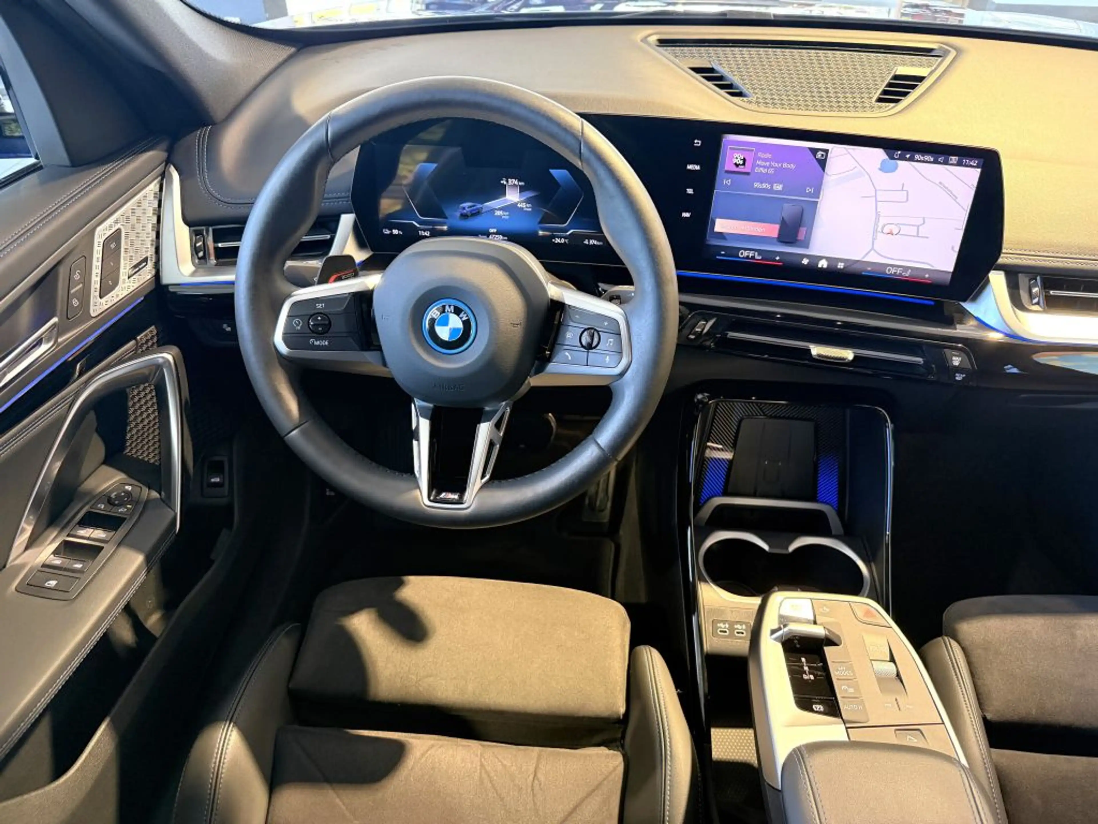 BMW iX1 eDr.20 M SPORT KAM+AHK+HARM+SPUR+KOMF+MEMORY — photo 4