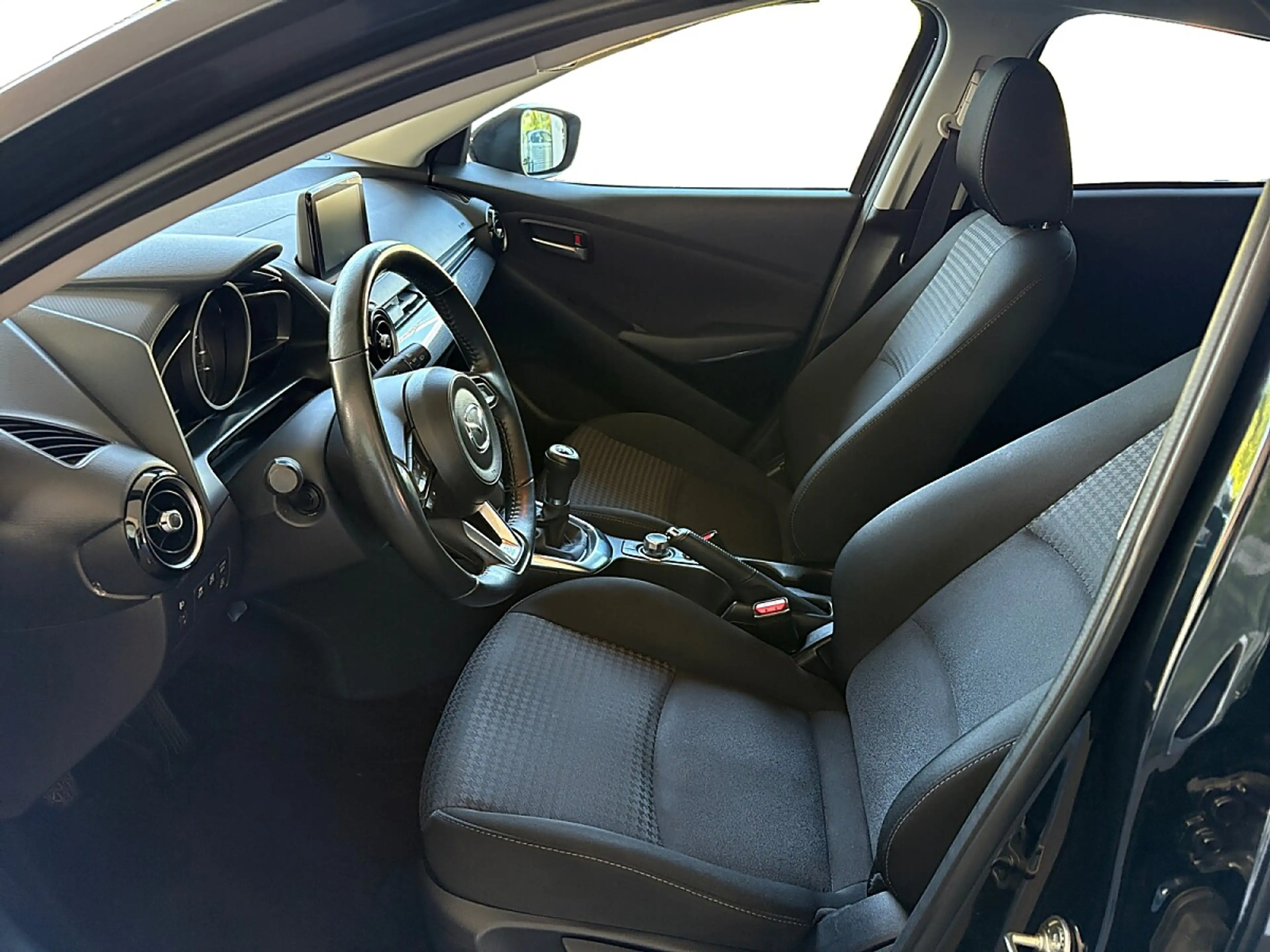 Mazda 2 Mazda2 G75 Takumi — photo 9