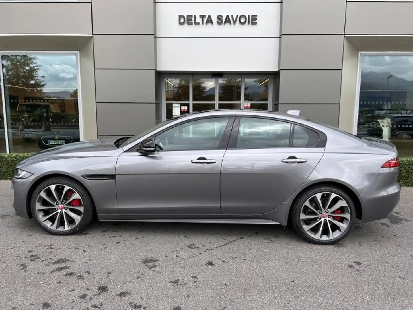 Jaguar XE D200 MHEV R-Dynamic Black AWD BVA8 Gris - 2