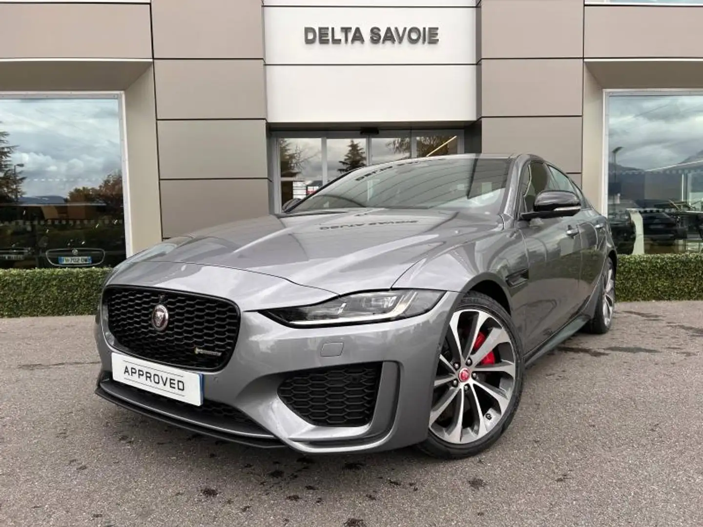 Jaguar XE D200 MHEV R-Dynamic Black AWD BVA8 Gris - 1