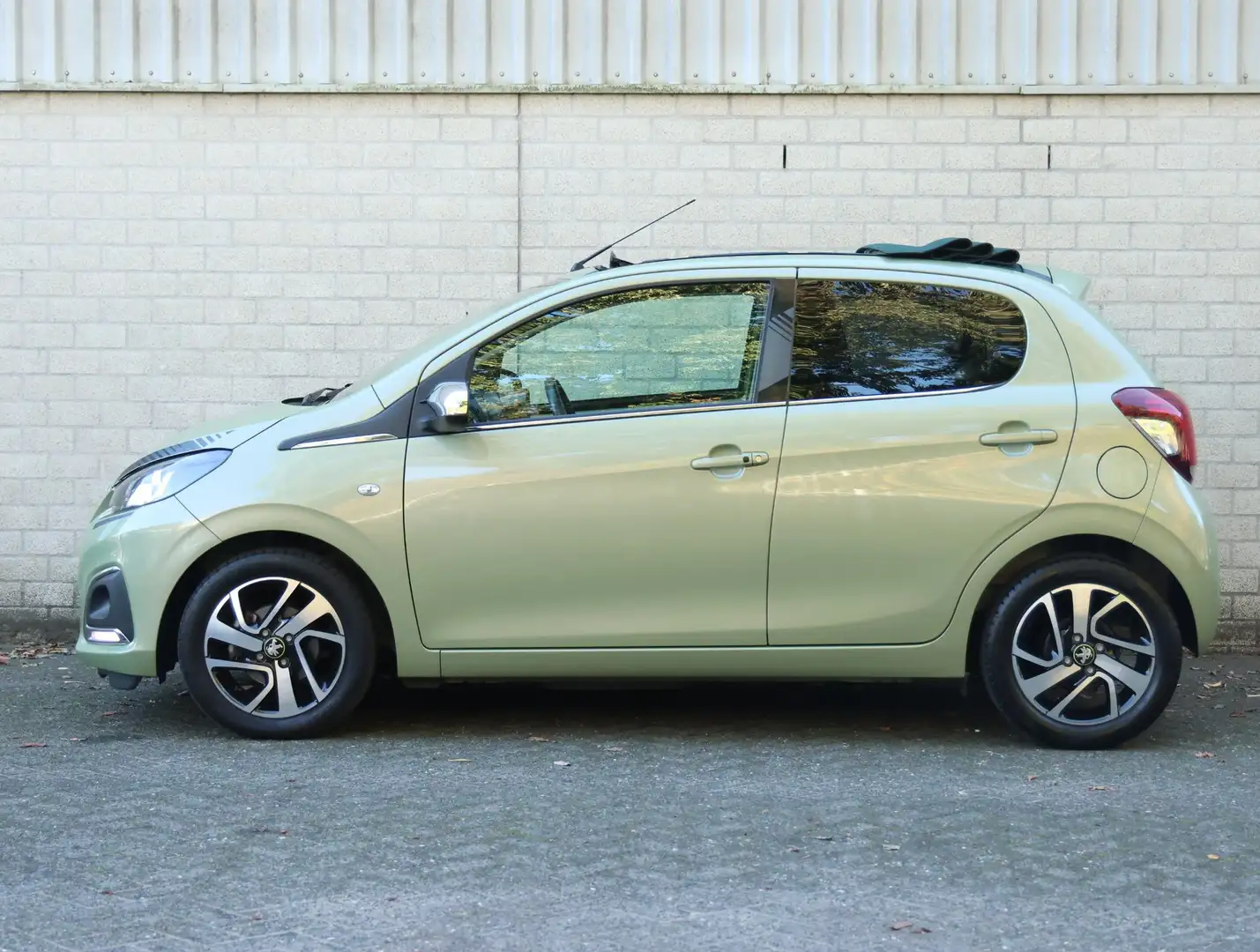 Peugeot 108 1.0 72pk Top! Collection | Keyless Entry en start Groen - 2