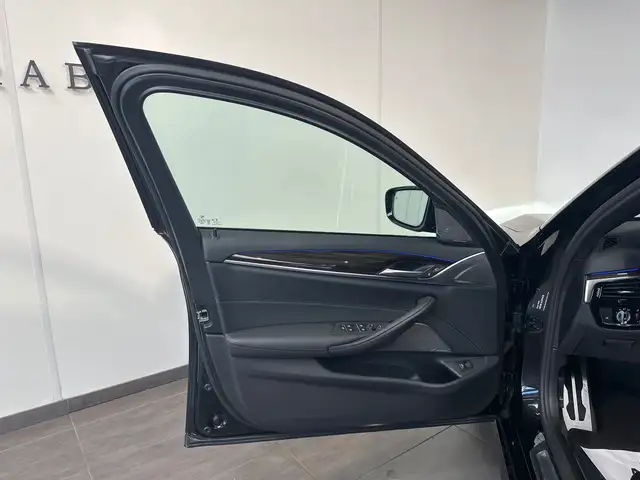 BMW 5 Series view 6