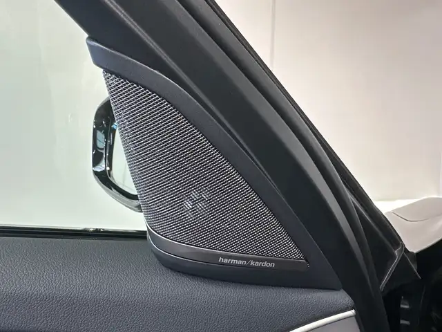 BMW 5 Series view 11