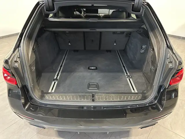 BMW 5 Series view 8