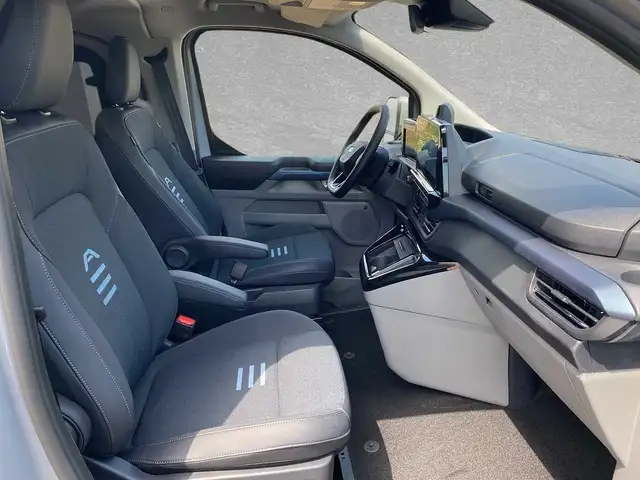 Ford Tourneo Custom view 3