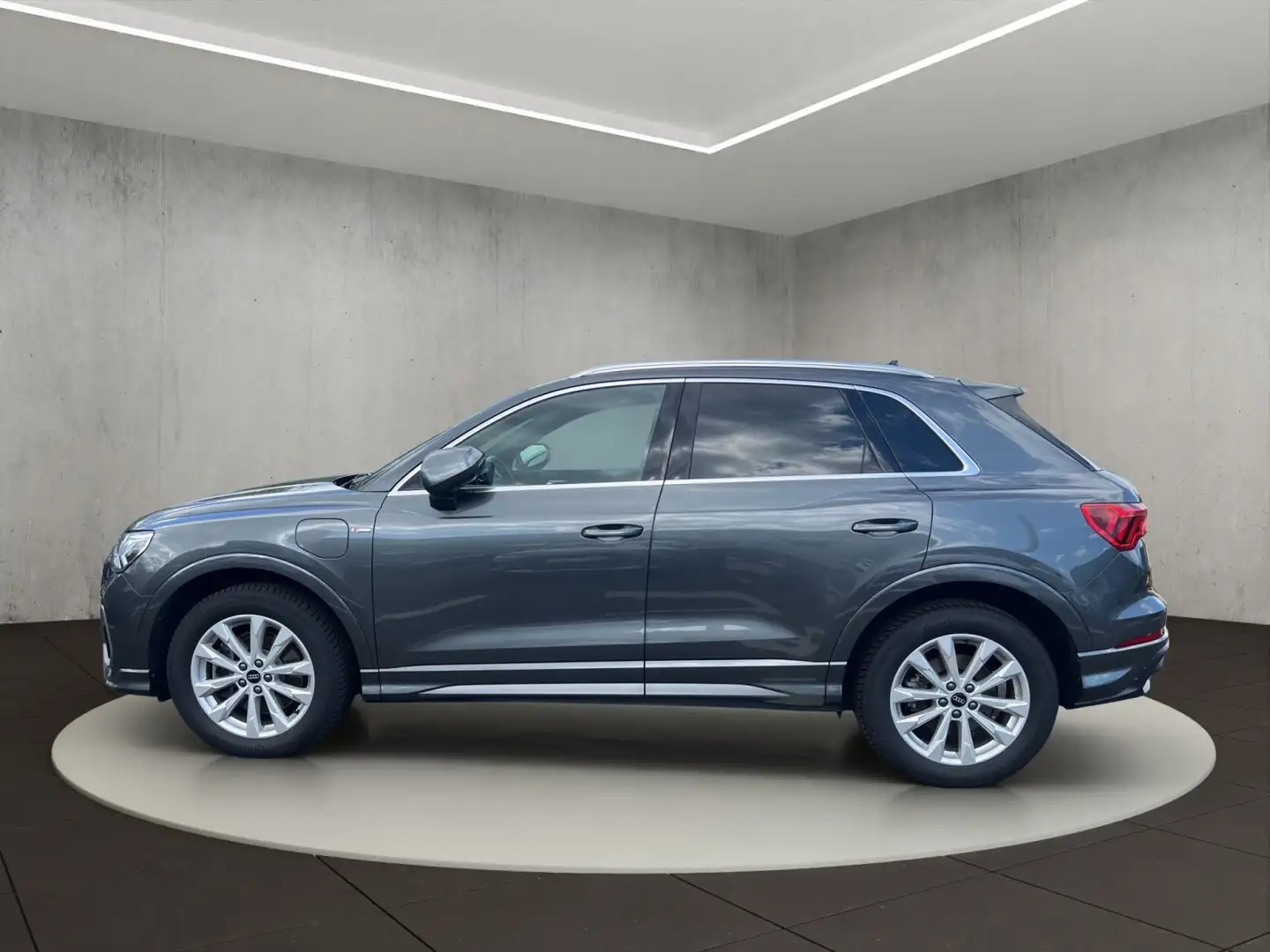 Audi Q3 S line 45 TFSIe S tronic Szürke - 2