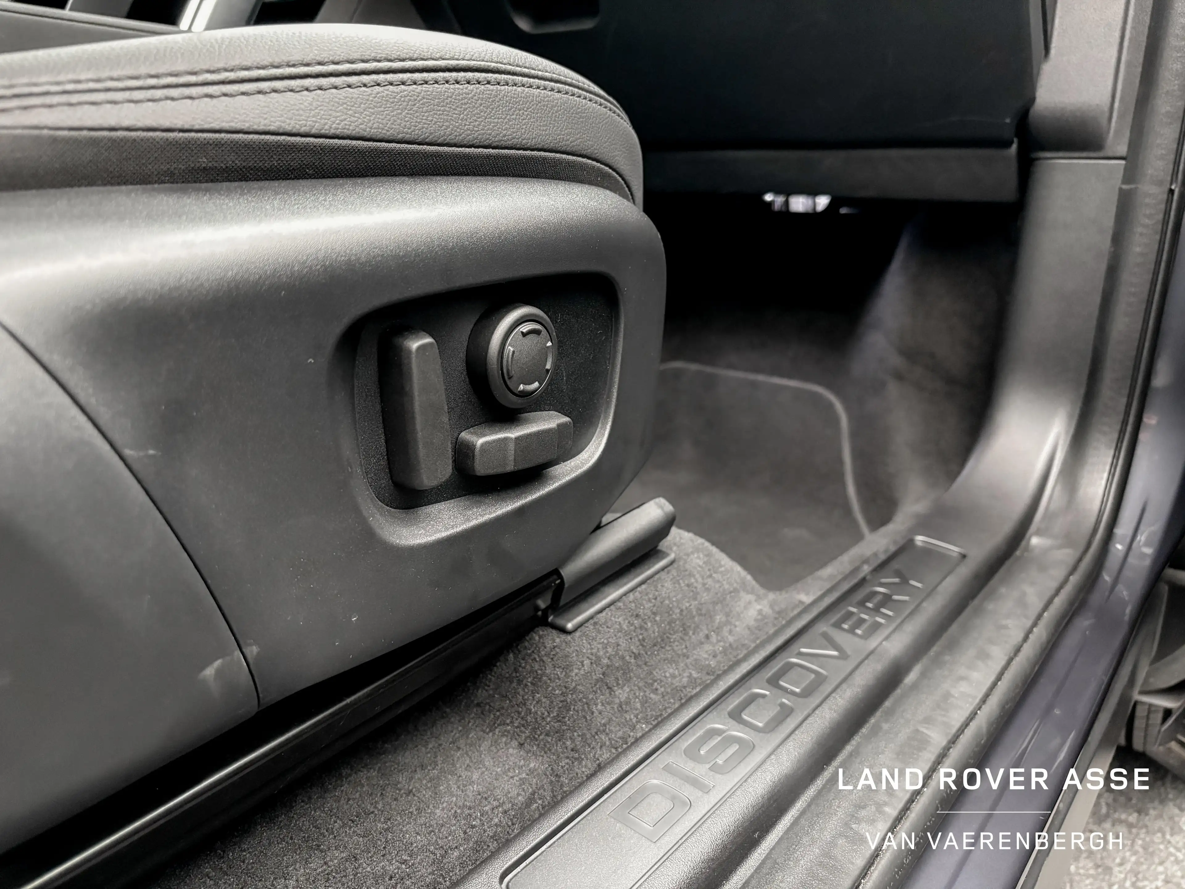 Land Rover Discovery Sport P300e S AWD — photo 4