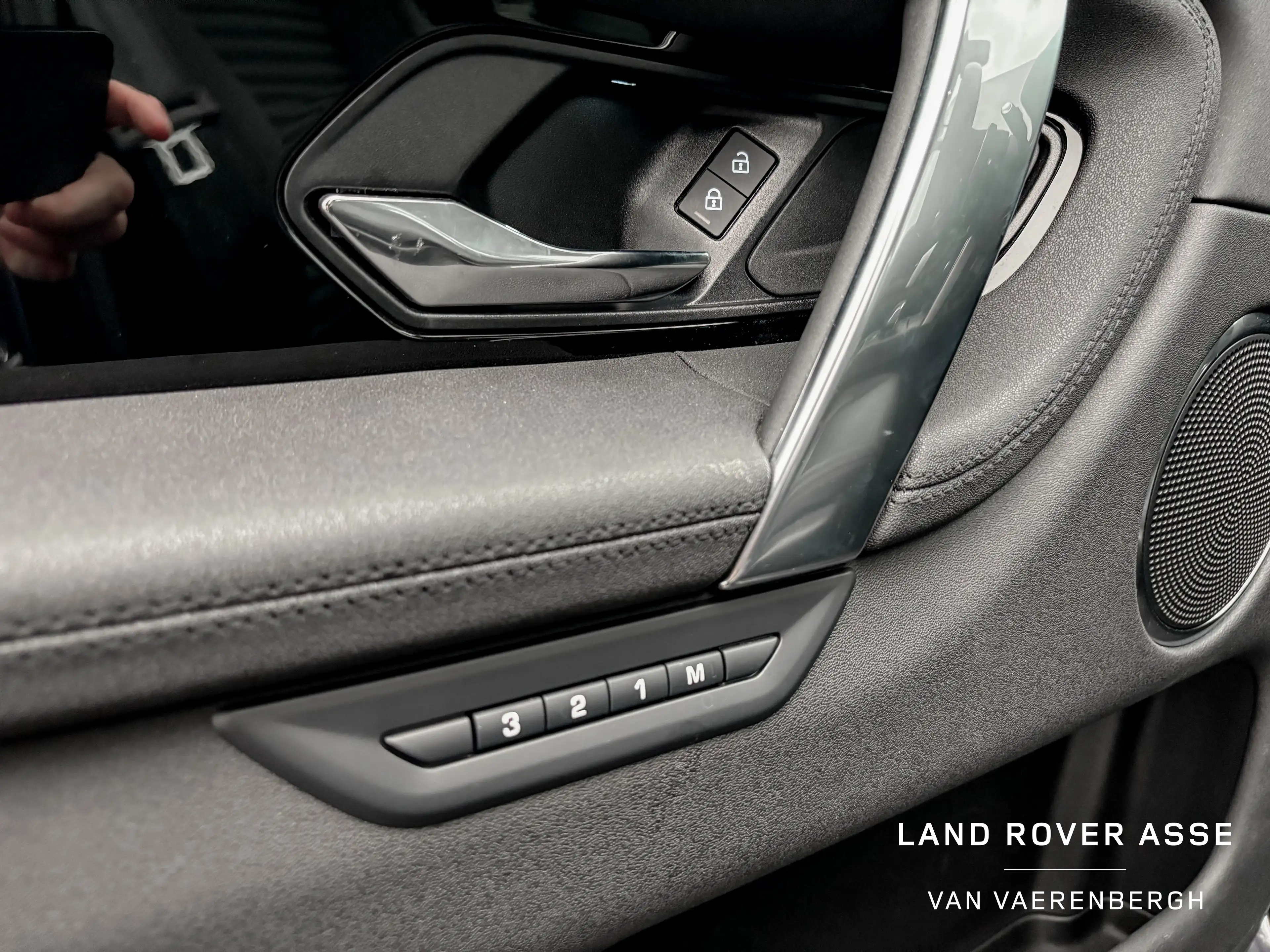 Land Rover Discovery Sport P300e S AWD — photo 10