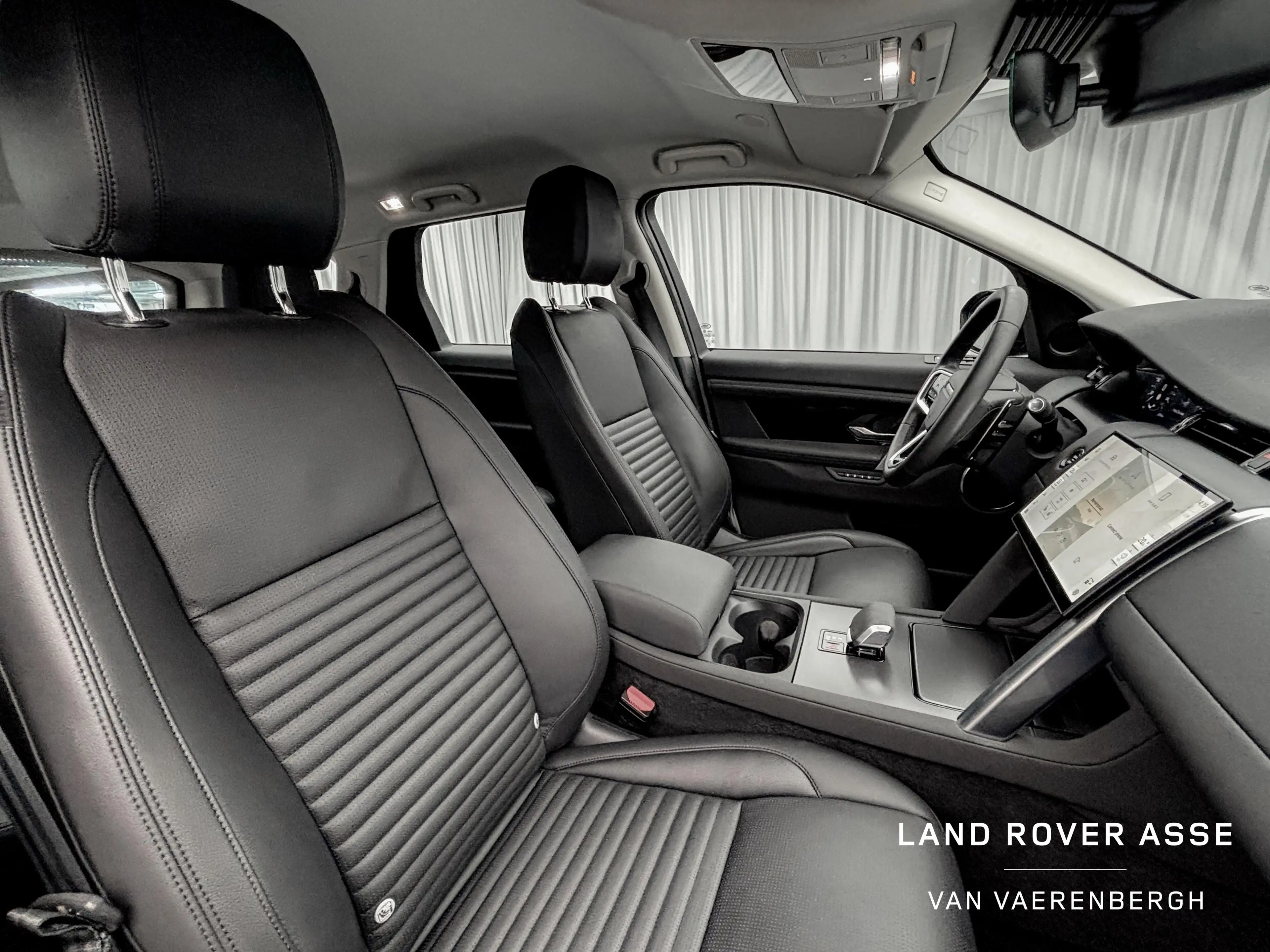 Land Rover Discovery Sport P300e S AWD — photo 3