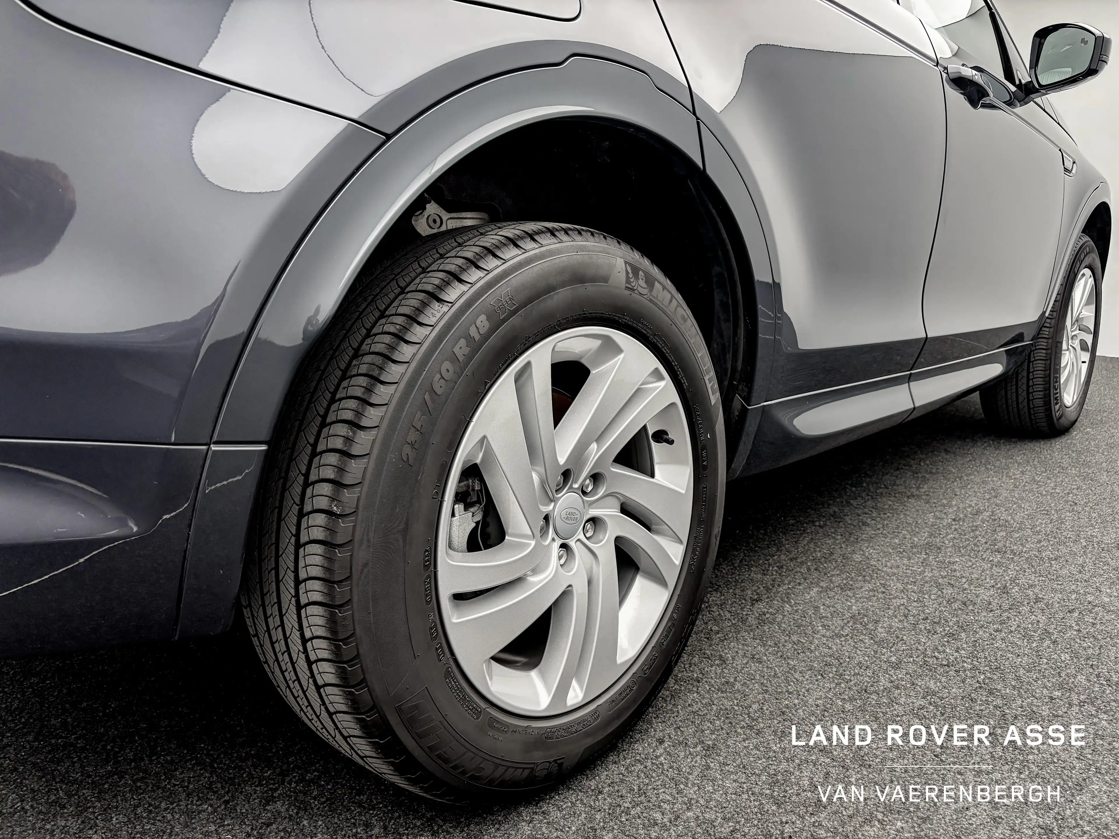 Land Rover Discovery Sport P300e S AWD — photo 9