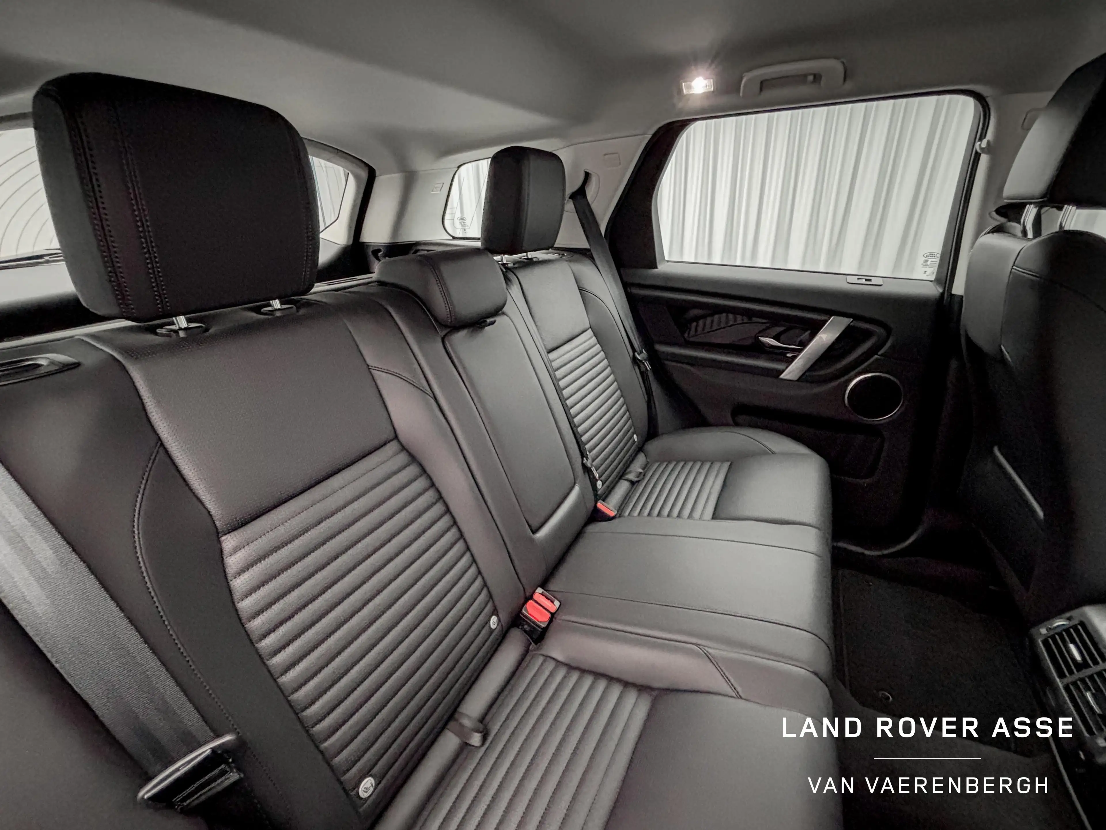 Land Rover Discovery Sport P300e S AWD — photo 5