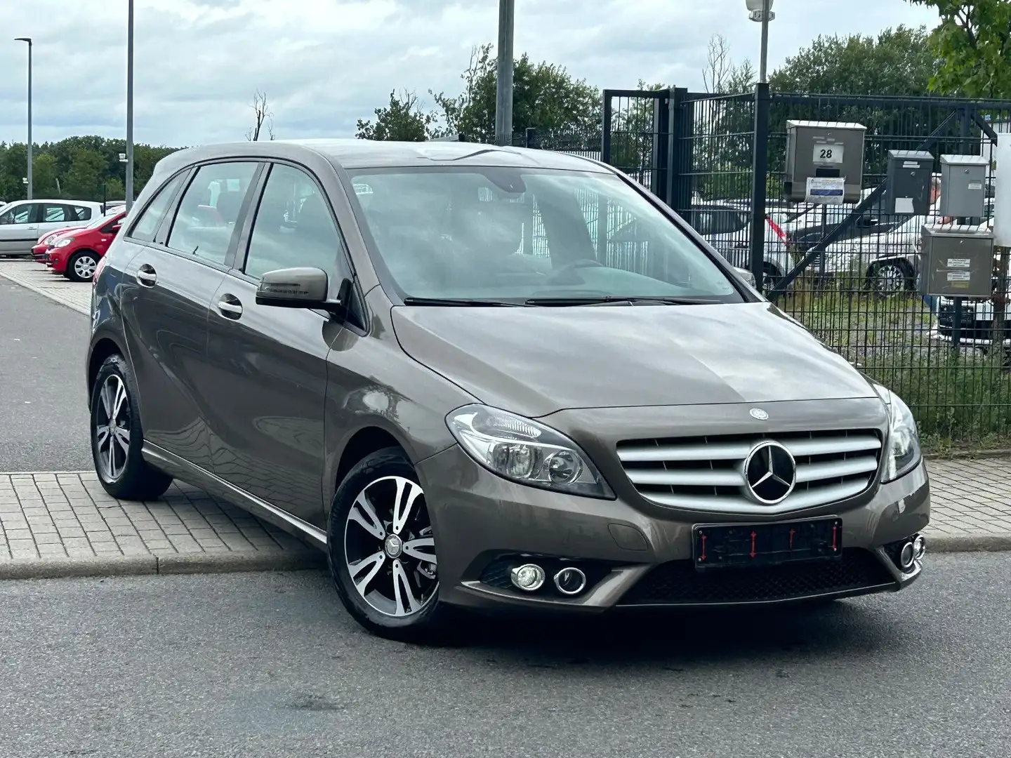 Mercedes-Benz B 180 B-Klasse 180 78.000km PDC 8 Fach Bereift Gri - 1