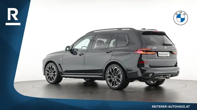 BMW X7 view 4