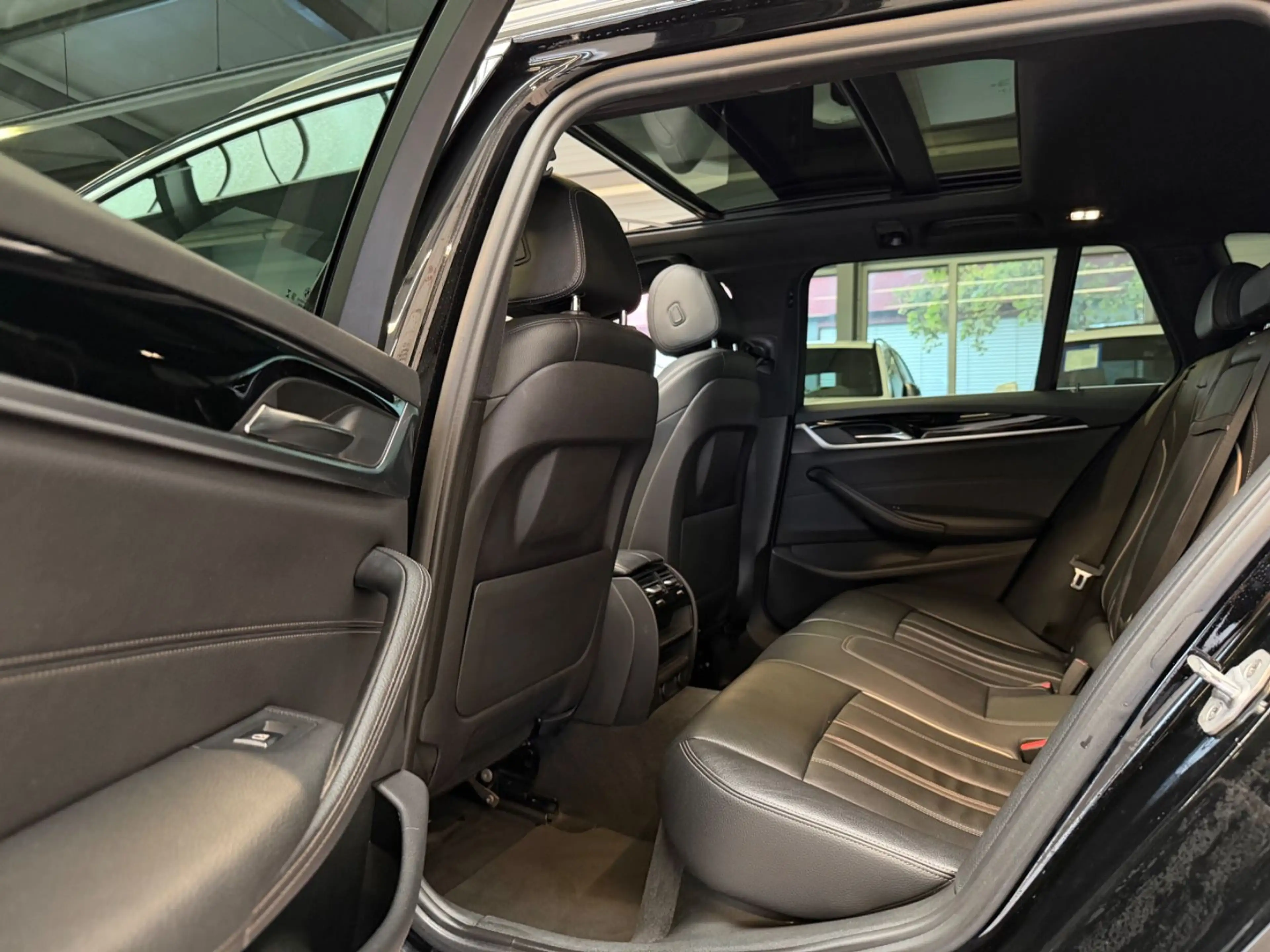 BMW 520 d Sport Line PANO/LEDER/NAVI/LED/PDC/SHZ/19 — photo 15
